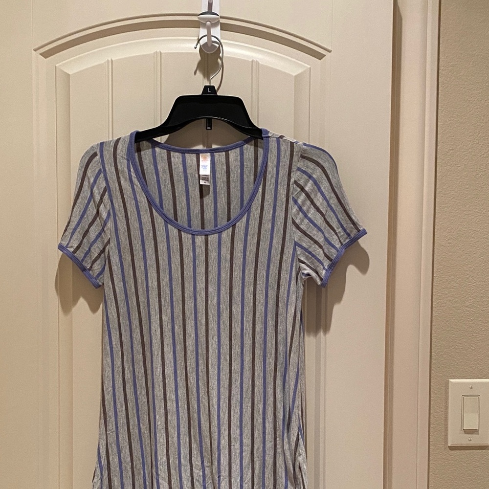 10/10$ bundle 10 ((4-5$) items for 10$. LuLaRoe Blue /Gray /Brown Striped Top